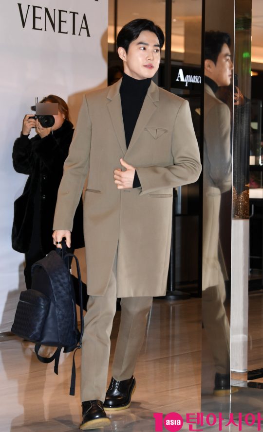 EXO Suho attends the Bottega Veneta photocall event held at the Pangyo branch of Hyundai Department Store in Sejongnam Bundang-gu, Gyonggi Province on the afternoon of the 6th.