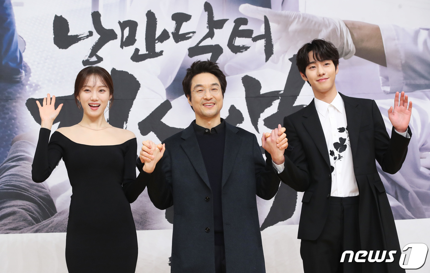 Seoul=) = Ahn Hyo-seop praised Lee Sung-kyung for his co-work.SBS New Moonwha drama Romantic Doctor Kim Sabu 2 (playplayplay by Kang Eun-kyung/directed by Yoo In-sik) introduced the drama with a production presentation at SBS office in Mok-dong, Seoul, at 2 p.m. on the 6th.Lee Sung-kyung will go to the second year of the thoracic surgeon fellow, Cha Eun-jae, who has been stepping as an elite in the praise and expectation of the surroundings, listening to the genius of studying since childhood in Romantic Doctor Kim Sabu Season 2.Ahn Hyo-seop played the role of Seo Woo Jin, a natural surgical genius surgeon fellow who was written to eat and live in Romantic Doctor Kim Sabu Season 2.In the drama, Seo Woo Jin is cynical and uninteresting in everything, but only when he is in the operating room, he shines with tremendous concentration and sensitive hands.Seo Woo Jin, who had no money and everything was tight, went to Doldam Hospital with an accidental opportunity and met Kim Sabu and changed his life.Two of them make a tit-for-tat chemistry.Lee Sung-kyung has a good energy and plays an energizer-like role in the field, said Ahn Hyo-seop, referring to his co-work with Lee Sung-kyung. It seems to have a positive effect and act comfortably.In fact, I dont remember that Im Acting. My seniors said its good to act like that. Im shooting happily, he said.Lee Sung-kyung responded by saying, I received the best praise; Hyo-seop works hard next to me, and I am an actor that gives good stimulation, and I am so good as a partner.Romantic Doctor Kim Sabu 2 is a story of real doctor in the background of a poor stone wall hospital in the province. It contains the contents of meeting the geek genius doctor Kim Sabu and going to the real romance of life and running fiercely.Kang Eun-kyung, director Yoo In-sik, and Han Seok-gyu of Romantic Doctor Kim Sabu 1 broadcasted in 2016 coincided again.Ahn Hyo-seop and Lee Sung-kyung join in to complete the human healing story.The first broadcast at 9:40 p.m. on the 6th.
