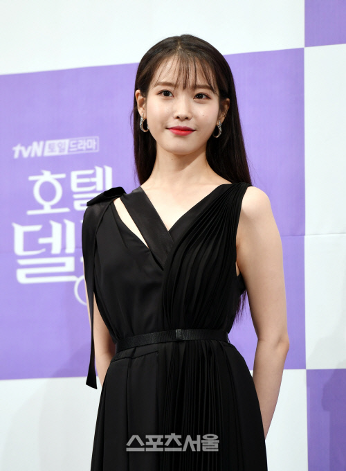 The IU is a strong force both as a singer and as an inner room.He also boasted the sound source strongmans soundness by raising the top spot on the music charts to the recently released Blooming, and TVN Hotel Deluna, which was broadcast last year, also performed as an actor with more than 10% of the audience rating.With momentum, the IU Top Model on the screen, which was an unknown area this year.The film confirmed the appearance of Lee Byung-huns new film Dream, directed by the movie Extreme Jobs. IU experienced the film through the independent film Persona released on Netflix last year, but commercial film is the first Top Model.Dream is a Greene work about Hongdae, a soccer player who is in the biggest crisis of his career, and the top model of the homeless World Cup by national players who caught the ball for the first time.This is a new work by Lee Byung-hun, and the casting news of actor Park Seo-joon is known and expected.IU plays PD Lee So-min, who dreams of success through documentary production.After his debut in 2008, IU has a unique position as a singer with many hits such as Good Day, You and I, and Meet me on Friday.In addition, he appeared on KBS2 Dream High, Best Da Yi Shin, SBS Lovers of the Moon - Bobo Sensei, and TVN My Uncle.The only unknown area for the IU was the screen, and Im looking forward to seeing him show up for the movie.An entertainment official said, IU is famous for being passionate about work.In particular, he said, We will prepare properly as it is the first commercial movie Main actor. We have already been recognized for our ability to act, and we are looking forward to adding trust with our name alone.It is also expected to create as good synergy as Park Seo-joon, who showed better chemistry with actors who have worked together, and Lee Byung-hun, who is called as a price for horse taste and is recognized for his ambassador and performance.There are strong support groups, but there are walls to overcome, as many singer-turned actors have been top model on the screen, but many have drunk hardships.Another entertainment source said, It is true that no one has had great success in the movie that has recently become a Main actor except Lim Yoon-ah of the movie Exit (director Lee Sang-geun) and Do Kyung-soo of My Brother.It is important that the IU exceeds it because Audiences evaluate it with a more cool eye and do not give much trust.It is noteworthy whether IU, which has been clearly caught from stage to home theater, can catch the screen properly.