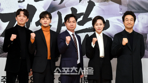 On the 6th, a production presentation of the new monthly drama Romantic Doctor Kim Sabu 2 was held at SBS in Mok-dong, Yangcheon-gu, Seoul.The event was attended by Actor Han Suk-kyu, Lee Sung-kyung, Ahn Hyo-seop, Jin Kyung, Im Won-hee and Yoo In-sik.Kim Sabu 2 tells the story of a real doctor in the background of a poor stone wall hospital in the province.When I made Season 1, I was busy and I did not know it, but after I knew it, too many people loved this Drama, said Yoo In-sik.Every person I meet talks about Season 2. I remember being so happy about making. I found out that everyone, including Han Suk-kyu, was in the same mind.Season 2 is a gift that I want to give to everyone who missed Season 1. Why is Kim Sabu 2 a favorite among many medical dramas? Han Suk-kyu said, Were also dealing with stories outside the hospital.It is different from other medical dramas that metaphorically solve the problems of modern society through patients and doctors. Han Suk-kyu noted the sick youth: I think its the same time I dont know how to fix my injured mind, so I think you sympathized with Season 1.It is why Season 2 is introduced again, he said.I started by trying to find out more about it with a humility than this, because it was good last time, and I will do it honestly and modestly. I was worried about the same pattern, but as soon as I read the script, my concerns ended, and its so funny, added Im Won-hee, who also joined Season 2 following Season 1.Finally, director Yoo In-sik said, The Kim Sa-bu in the drama and Doldam Hospital is probably not realistic.Ive been working on the expansion for 20 minutes, but Im working hard, and you can feel the excitement of the medical drama, he said.You can see the sparkling actors. The first broadcast on the 6th at 9:40 p.m.
