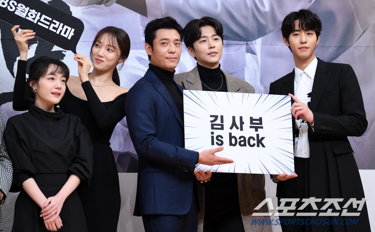 27.6%, the drama Romantic Doctor Kim Sabu, who collected viewers in front of TV, returns to Season 2 in three years.On the afternoon of the 6th, SBS New Moonhwa Drama Romantic Doctor Kim Sabu 2 (played by Kang Eun-kyung, directed by Yoo In-sik) was presented at the SBS building in Mok-dong, Yangcheon-gu, Seoul.The event was attended by Han Suk-kyu, Lee Sung-kyung, Ahn Hyo-seop, Jin Kyung, Im Won Hee, Kim Joo Heon, Shin Dong Wook, Yun Na, Kim Min Jae, So Ju Yeon and Yoo In Sik PD.Romantic Doctor Kim Sabu 2 is a drama that depicts the true romance of life as the second year of the cynical natural surgical genius surgeon who does not believe in happiness and the hard work genius who rethinks life again meets the geek genius doctor Kim Sabu, once called the hand of God.In season 1, Han Suk-kyu, Hyun Suk and Seo Hyun-jin appeared to record the highest audience rating of 27.6% (Nilson Korea, national standard), and Ahn Hyo-seop and Lee Sung-kyung will take over Baton in season 2.Yoo In-sik PD, who directed the season 1 after season 2, said, When I finished season 1 of Romantic Doctor Kim Sabu, I was busy and did not know it, and too many people loved this drama.So, after the end of season 1, Kang Eun-kyung and I thought that Medical Drama can not be done again. Everyone who met me had a story about Can not you do romantic doctor 2, and I had a happy memory of the process of making it. He said.I made it a gift that I want to give to everyone who missed Season 1.Of course, after making it, I thought that medical is also difficult, but I think that the warmth of Season 1 and the longing for Doldam Hospital through this drama will be a good feeling for viewers. Han Suk-kyu, the center of season 1 and season 2, said: It was really good in season 1 and I was really sorry when I broke up and I always wanted to see it.I will see viewers with a good story. Is there a difference only in the overflowing medical drama Romantic Doctor? Han Suk-kyu said, We want to know that our drama is dealing with stories outside the hospital.If we deal with the work in the hospital in other medical dramas, we will be able to solve the problems of 2020 through the relationship between people, patients, doctors, and doctors through Doldam Hospital and the patients metaphorically. He said.Kim Sa-bus struggle to establish a Korean emergency trauma center will be drawn. In this process, he reminds me of Professor Lee Kook-jong, a real person.In particular, Yoo In-sik PD said, The place called Doldam Hospital is actually a hospital that is difficult to exist.All of the medical staff, including Kim Sabu, in the hospital, are working hard to cope with all the patients who come in.It is a hospital that I want to be somewhere in Doldam Hospital, and the people who work here are very stupid romanticists. It has been about three years since season 2, and the pressure to push in from the big hospital and new advice come to Doldam Hospital.There is a difficult moment to see if the difficulties that come from the system of maintaining the hospital in the hospital can maintain their beliefs.It is too difficult to find a solution there.I thought that one Drama could not solve it, but the process of finding the answer in the drama desperately is the maximum message we can finally give.I can not really put all the stories outside the hospital, but I tried to reflect the troubles of the professionals living in the present age. The growth of newly joined Ahn Hyo-seop and Lee Sung-kyung is also a point of observation for the Romantic Doctor; it is true that Ahn Hyo-seop became a burden as a season one listener.But I was burdened and my body was getting harder.So the burden sublimates into passion, and the past is past, so I want to show you as hard as possible and show you a good picture. As an actor, I am really learning too much from Han Suk-kyu and my mentor.You may not know it, but its like a love affair alone. You also tell me a lot about your acting attitude, and if you listen to your words, you have a lot to learn and laugh.I think its fun and an honor to be with you, he said.Lee Sung-kyung said, When we first gathered together, the words that the old-fashioned seniors told the members of the new wall were Do not bear.In fact, as well as Doldam Hospital, my seniors are so warmly welcomed and taught me to shoot. It was a work with the best actors in the past.It is not enough because the character called Eunjae is a character made as a proper doctor as a person, but it seems to grow with the character in the stone wall. Romantic Doctor Kim Sabu looks back on the pain of modern people through the hearts of sick patients in Season 2 following Season 1.Han Suk-kyu said, Through the stories of people who are injured, I do not know why we are hurt, how to fix this, why I am hurt and how to fix it.So, viewers would have had a lot of sympathy through Kim Sabu, but it is still frustrating to see how much better it has been three years later.We all talked about the fact that we didnt want to pick up the second season because it was good for season one, and this time we started with a more modest mind to look at the problem.I will do my best with honesty and humility. However, there was a burden because Season 1 wrote 27.6% of the previous ratings history.Yoo In-sik PD said, Since I received so much love in Season 1, I do not feel burdened when I make Season 2.The ratings have changed so much that if you expected the same number or glory as Season 1, Season 2 would not have started because it was burdensome.I did my best to revive the air, atmosphere and feelings that viewers felt in Season 1 than the figures.If all the props in the Doldam Hospital set are not searched for in the warehouse and come to ancient times, the upgrades will be upgraded, and the Gudoldam members have struggled to recall the character of Season 1, the atmosphere and the feeling, and it is simplest to tell them that new air will come into the atmosphere of Season 1 because new families come in and new troubles and guests come. Lee Sung-kyung, who first joined the season 2, said, The character of Cha Eun-jae and Seo Woo-jin first came to the stone wall and adapted to it.Those who came to the stone wall will be happy to see the work, and there will be some people who are in contact with the stone wall for the first time. I would like to see them adapt together and fill the character with the hope that they will adapt together. Ahn Hyo-seop said, My friend Woojin is a friend who spent his childhood through hardship and adversity.The wall about the world is thick and there are many scars, and the process of growing this friend is evident.I think there are some people who are as hard as Woojin, some people who are less difficult than Woojin, and many people who are hurt.I think it will be comforting and healing together while I see Woojin. Lim Won-hee, who is in the season 1 and season 2, said, It has become more compressed and bigger. Jin Kyung said, The script was good for season 1, but the writing power is fun to keep an eye on every episode.For example, if society is a rock, it is like hitting a rock with eggs, and I felt that the depth of Kim Sabus troubles was much deeper than Romantic Doctor 1.How will Kim respond to this situation? How to cope is very curious.I will confidently say that Drama is more impressed than Romantic Doctor 1. Romantic Doctor Kim Sabu 2 made a bold attempt to increase the time of the project to 80 minutes. It is hard, but our drama is 90% in the studio.Medical Drama has a hard point, but there is no travel time, so it is dense and the hands and feet are well hit, so the staff becomes anti-medical and those who provide medical advice become anti-staff.Its hard to flip, because we dont have time to move. Were adapting as hard as we can, because we have to do dense filming.I think it will be a mission clearer if I go to this pace because the shooting is going smoothly. Finally, Yoo In-sik PD said, I tried not to miss the reason why those who loved Romantic Doctor loved.Medical Drama, but I tried to put a lot of attractions, professional treatments, and surgery processes into a more exciting way than Season 1.You will be able to see the glittering actors through this drama. Han Suk-kyu also mentioned the lives of his junior actors and said, I hope it will be a work of the place where their pain is covered. Lee Sung-kyung said he wants to concentrate on healing from the power of empathy.Romantic Doctor Kim Sabu 2 meets viewers at 9:40 pm on the 6th.