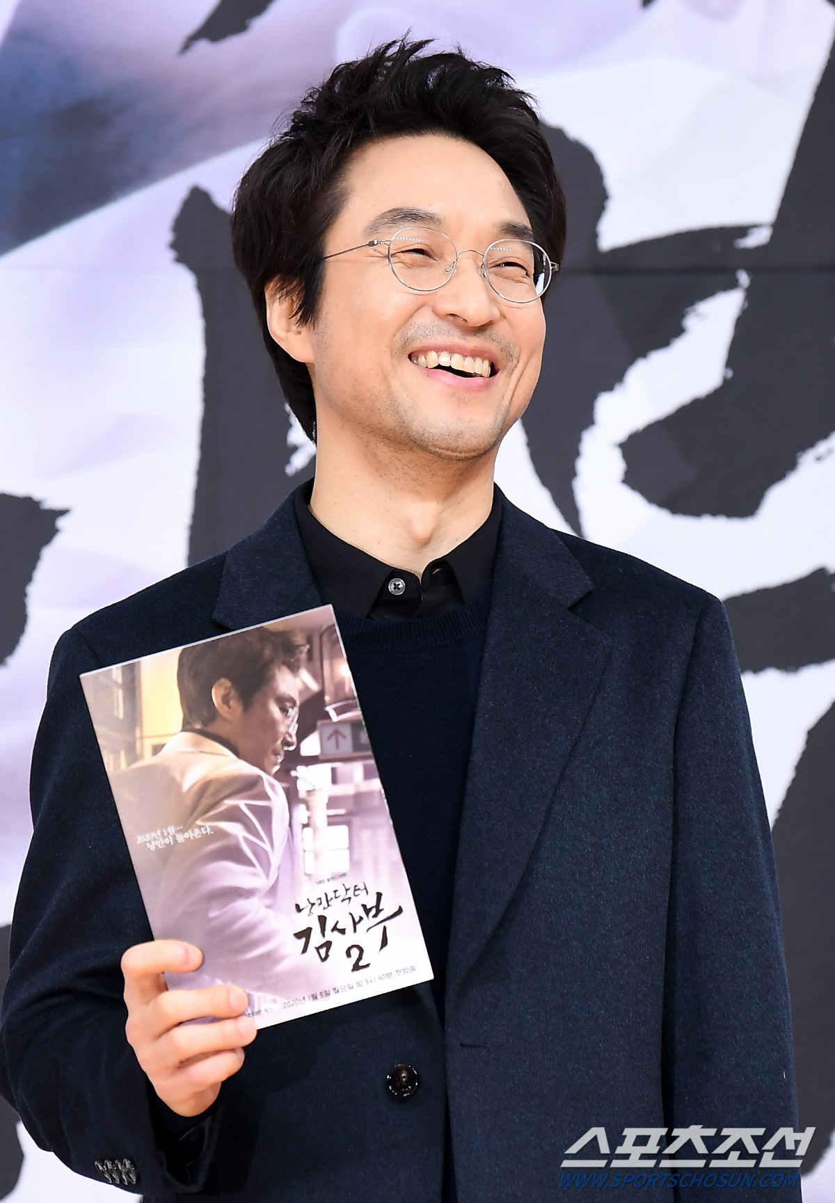 27.6%, the drama Romantic Doctor Kim Sabu, who collected viewers in front of TV, returns to Season 2 in three years.On the afternoon of the 6th, SBS New Moonhwa Drama Romantic Doctor Kim Sabu 2 (played by Kang Eun-kyung, directed by Yoo In-sik) was presented at the SBS building in Mok-dong, Yangcheon-gu, Seoul.The event was attended by Han Suk-kyu, Lee Sung-kyung, Ahn Hyo-seop, Jin Kyung, Im Won Hee, Kim Joo Heon, Shin Dong Wook, Yun Na, Kim Min Jae, So Ju Yeon and Yoo In Sik PD.Romantic Doctor Kim Sabu 2 is a drama that depicts the true romance of life as the second year of the cynical natural surgical genius surgeon who does not believe in happiness and the hard work genius who rethinks life again meets the geek genius doctor Kim Sabu, once called the hand of God.In season 1, Han Suk-kyu, Hyun Suk and Seo Hyun-jin appeared to record the highest audience rating of 27.6% (Nilson Korea, national standard), and Ahn Hyo-seop and Lee Sung-kyung will take over Baton in season 2.Yoo In-sik PD, who directed the season 1 after season 2, said, When I finished season 1 of Romantic Doctor Kim Sabu, I was busy and did not know it, and too many people loved this drama.So, after the end of season 1, Kang Eun-kyung and I thought that Medical Drama can not be done again. Everyone who met me had a story about Can not you do romantic doctor 2, and I had a happy memory of the process of making it. He said.I made it a gift that I want to give to everyone who missed Season 1.Of course, after making it, I thought that medical is also difficult, but I think that the warmth of Season 1 and the longing for Doldam Hospital through this drama will be a good feeling for viewers. Han Suk-kyu, the center of season 1 and season 2, said: It was really good in season 1 and I was really sorry when I broke up and I always wanted to see it.I will see viewers with a good story. Is there a difference only in the overflowing medical drama Romantic Doctor? Han Suk-kyu said, We want to know that our drama is dealing with stories outside the hospital.If we deal with the work in the hospital in other medical dramas, we will be able to solve the problems of 2020 through the relationship between people, patients, doctors, and doctors through Doldam Hospital and the patients metaphorically. He said.Kim Sa-bus struggle to establish a Korean emergency trauma center will be drawn. In this process, he reminds me of Professor Lee Kook-jong, a real person.In particular, Yoo In-sik PD said, The place called Doldam Hospital is actually a hospital that is difficult to exist.All of the medical staff, including Kim Sabu, in the hospital, are working hard to cope with all the patients who come in.It is a hospital that I want to be somewhere in Doldam Hospital, and the people who work here are very stupid romanticists. It has been about three years since season 2, and the pressure to push in from the big hospital and new advice come to Doldam Hospital.There is a difficult moment to see if the difficulties that come from the system of maintaining the hospital in the hospital can maintain their beliefs.It is too difficult to find a solution there.I thought that one Drama could not solve it, but the process of finding the answer in the drama desperately is the maximum message we can finally give.I can not really put all the stories outside the hospital, but I tried to reflect the troubles of the professionals living in the present age. The growth of newly joined Ahn Hyo-seop and Lee Sung-kyung is also a point of observation for the Romantic Doctor; it is true that Ahn Hyo-seop became a burden as a season one listener.But I was burdened and my body was getting harder.So the burden sublimates into passion, and the past is past, so I want to show you as hard as possible and show you a good picture. As an actor, I am really learning too much from Han Suk-kyu and my mentor.You may not know it, but its like a love affair alone. You also tell me a lot about your acting attitude, and if you listen to your words, you have a lot to learn and laugh.I think its fun and an honor to be with you, he said.Lee Sung-kyung said, When we first gathered together, the words that the old-fashioned seniors told the members of the new wall were Do not bear.In fact, as well as Doldam Hospital, my seniors are so warmly welcomed and taught me to shoot. It was a work with the best actors in the past.It is not enough because the character called Eunjae is a character made as a proper doctor as a person, but it seems to grow with the character in the stone wall. Romantic Doctor Kim Sabu looks back on the pain of modern people through the hearts of sick patients in Season 2 following Season 1.Han Suk-kyu said, Through the stories of people who are injured, I do not know why we are hurt, how to fix this, why I am hurt and how to fix it.So, viewers would have had a lot of sympathy through Kim Sabu, but it is still frustrating to see how much better it has been three years later.We all talked about the fact that we didnt want to pick up the second season because it was good for season one, and this time we started with a more modest mind to look at the problem.I will do my best with honesty and humility. However, there was a burden because Season 1 wrote 27.6% of the previous ratings history.Yoo In-sik PD said, Since I received so much love in Season 1, I do not feel burdened when I make Season 2.The ratings have changed so much that if you expected the same number or glory as Season 1, Season 2 would not have started because it was burdensome.I did my best to revive the air, atmosphere and feelings that viewers felt in Season 1 than the figures.If all the props in the Doldam Hospital set are not searched for in the warehouse and come to ancient times, the upgrades will be upgraded, and the Gudoldam members have struggled to recall the character of Season 1, the atmosphere and the feeling, and it is simplest to tell them that new air will come into the atmosphere of Season 1 because new families come in and new troubles and guests come. Lee Sung-kyung, who first joined the season 2, said, The character of Cha Eun-jae and Seo Woo-jin first came to the stone wall and adapted to it.Those who came to the stone wall will be happy to see the work, and there will be some people who are in contact with the stone wall for the first time. I would like to see them adapt together and fill the character with the hope that they will adapt together. Ahn Hyo-seop said, My friend Woojin is a friend who spent his childhood through hardship and adversity.The wall about the world is thick and there are many scars, and the process of growing this friend is evident.I think there are some people who are as hard as Woojin, some people who are less difficult than Woojin, and many people who are hurt.I think it will be comforting and healing together while I see Woojin. Lim Won-hee, who is in the season 1 and season 2, said, It has become more compressed and bigger. Jin Kyung said, The script was good for season 1, but the writing power is fun to keep an eye on every episode.For example, if society is a rock, it is like hitting a rock with eggs, and I felt that the depth of Kim Sabus troubles was much deeper than Romantic Doctor 1.How will Kim respond to this situation? How to cope is very curious.I will confidently say that Drama is more impressed than Romantic Doctor 1. Romantic Doctor Kim Sabu 2 made a bold attempt to increase the time of the project to 80 minutes. It is hard, but our drama is 90% in the studio.Medical Drama has a hard point, but there is no travel time, so it is dense and the hands and feet are well hit, so the staff becomes anti-medical and those who provide medical advice become anti-staff.Its hard to flip, because we dont have time to move. Were adapting as hard as we can, because we have to do dense filming.I think it will be a mission clearer if I go to this pace because the shooting is going smoothly. Finally, Yoo In-sik PD said, I tried not to miss the reason why those who loved Romantic Doctor loved.Medical Drama, but I tried to put a lot of attractions, professional treatments, and surgery processes into a more exciting way than Season 1.You will be able to see the glittering actors through this drama. Han Suk-kyu also mentioned the lives of his junior actors and said, I hope it will be a work of the place where their pain is covered. Lee Sung-kyung said he wants to concentrate on healing from the power of empathy.Romantic Doctor Kim Sabu 2 meets viewers at 9:40 pm on the 6th.
