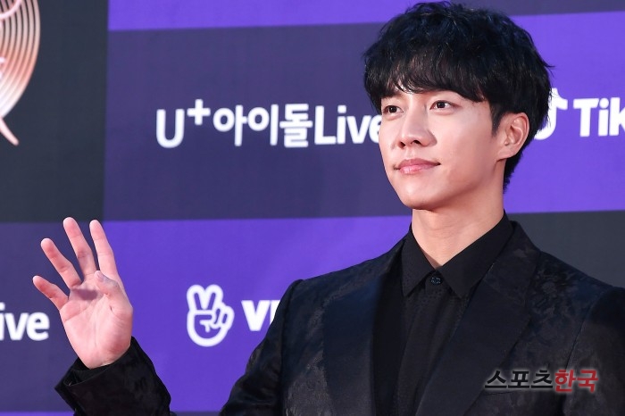 Lee Seung-gi attends the 34th Golden Disk Awards Photowall Event at Gocheok Sky Dome in the Seoul Guro District on the afternoon of the 5th.The event was attended by (girls) children, Astro, Twice, Seventeen, Monster X, Godseven, BTS, New East, Spider, Lee Seung-gi and Park So-dam.