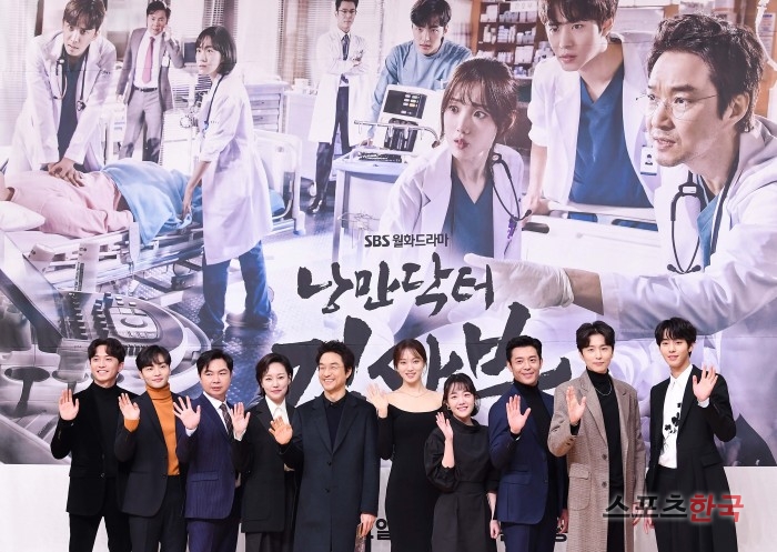 Yun bamboo, Kim Min-jae, Im Won-hee, Jin Kyeong, Han Suk-kyu, Lee Sung-kyung, So Joo-yeon, Kim Ju-Hun, Shin Dong-wook, and Ahn Hyo-seop (from left) were the SBS companies in Mok-dong, Yangcheon-gu, Seoul on the afternoon of the 6th He is attending the production presentation of the monthly drama Romantic Doctor Kim Sabu 2 held in the house.The drama Romantic Doctor Kim Sabu 2 is a real doctor story that takes place in the background of a poor stone wall hospital in the province.Han Suk-kyu, Ahn Hyo-seop, Lee Sung-kyung, Kim Ju-Hun, Shin Dong-wook, So Joo-yeon, Yun bamboo, Jin Kyeong, Im Won-hee, Kim Min-jae and others.The first broadcast at 9:40 p.m. on the 6th.