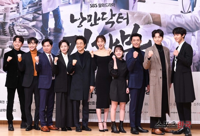 Yun bamboo, Kim Min-jae, Im Won-hee, Jin Kyeong, Han Suk-kyu, Lee Sung-kyung, So Joo-yeon, Kim Ju-Hun, Shin Dong-wook, and Ahn Hyo-seop (from left) were the SBS companies in Mok-dong, Yangcheon-gu, Seoul on the afternoon of the 6th He is attending the production presentation of the monthly drama Romantic Doctor Kim Sabu 2 held in the house.The drama Romantic Doctor Kim Sabu 2 is a real doctor story that takes place in the background of a poor stone wall hospital in the province.Han Suk-kyu, Ahn Hyo-seop, Lee Sung-kyung, Kim Ju-Hun, Shin Dong-wook, So Joo-yeon, Yun bamboo, Jin Kyeong, Im Won-hee, Kim Min-jae and others.The first broadcast at 9:40 p.m. on the 6th.