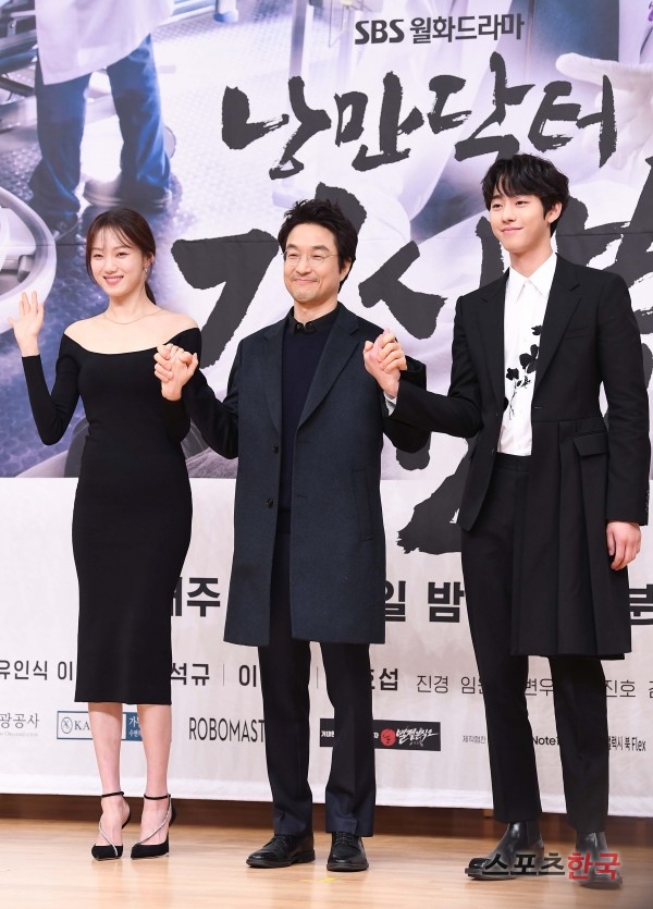 Lee Sung-kyung, Han Suk-kyu and Ahn Hyo-seop attend the production presentation of the monthly drama Romantic Doctor Kim Sabu 2 held at the SBS building in Mokdong, Seoul Yangcheon District on the afternoon of the 6th.Drama Romantic Doctor Kim Sabu 2 depicts the story of real doctor in the background of a poor stone wall hospital in the province.Yoon Na-mu, Kim Min-jae, Im Won-hee, Jin Kyung, Han Suk-kyu, Lee Sung-kyung, So Ju Heon, Kim Joo Heon, Shin Dong-wook and Ahn Hyo-seop.The first broadcast at 9:40 p.m. on the 6th.