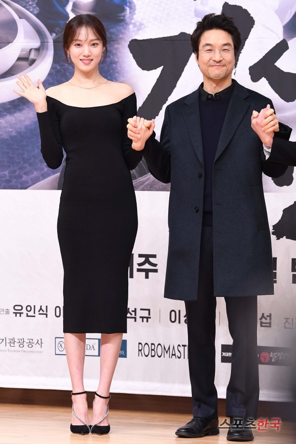 Lee Sung-kyung is attending the production presentation of the monthly drama Romantic Doctor Kim Sabu 2 held at the Mok-dong distinct SBS office in Seoul Yangcheon District on the afternoon of the 6th.The drama Romantic Doctor Kim Sabu 2 depicts the story of real doctor in the background of a poor stone wall hospital in the province.Yoon Na-mu, Kim Min-jae, Im Won-hee, Jin Kyung, Han Seok-gyu, Lee Sung-kyung, So Ju-heon, Kim Joo-heon, Shin Dong-wook and Ahn Hyo-seop will appear.