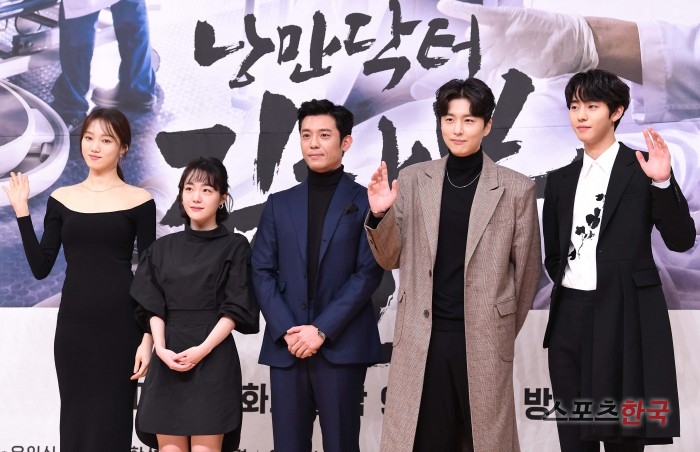 Lee Sung-kyung, So Joo-yeon, Kim Ju-Hun, Shin Dong-wook and Ahn Hyo-seop attend the production presentation of the monthly drama Romantic Doctor Kim Sabu 2 held at SBS building in Mok-dong, Yangcheon-gu, Seoul on the afternoon of the 6th.The drama Romantic Doctor Kim Sabu 2 depicts the story of real doctor in the background of a poor stone wall hospital in the province.Yoon Na-mu, Kim Min-jae, Im Won-hee, Jin Kyung, Han Seok-gyu, Lee Sung-kyung, So Ju-heon, Kim Ju-Hun, Shin Dong-wook, and Ahn Hyo-seop.The first broadcast at 9:40 p.m. on the 6th.