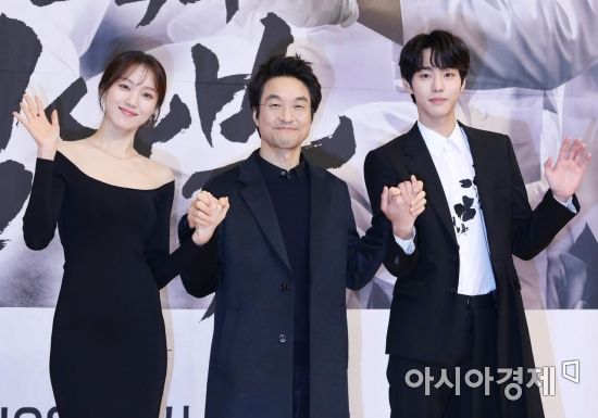 Actor Lee Sung-kyung and Ahn Hyo-seop have expressed their first impression of Acting together.When asked about the co-work with Lee Sung-kyung at the SBS New Moon drama Romantic Doctor Kim Sabu 2 (playplayplay by Kang Eun-kyung/directed Yoo In-sik) at the SBS Mokdong office in Yangcheon-gu, Seoul, Ahn Hyo-seop said, Energy is really good for me to act together for the first time.Ahn Hyo-seop said: (Lee Sung-kyung) always plays an energizer-like role in the field, and that energy seems to have a positive effect on me as well.I am very comfortable, he said. I am shooting happily.Lee Sung-kyung said: Mr Hyo-seop really works hard, concentrates and studies a lot, which is a lot of stimuli.The Woojin who first acted when we met and the Woojin who was in the whole reading, the Woojin changed a lot during shooting.I think hes a good partner, he said, praising the post.Lee Sung-kyung played Cha Eun-jae, a hobby and personal period, and Ahn Hyo-seop played the role of GS Woojin, who does not believe in happiness in a cynical personality.Meanwhile, Romantic Doctor Kim Sabu 2 is the second season of Romantic Doctor Kim Sabu broadcasted in 2016, and Kang Eun Kyung, Yoo In Sik and Han Seok Kyu reunited in three years.The first broadcast at 9:40 p.m.