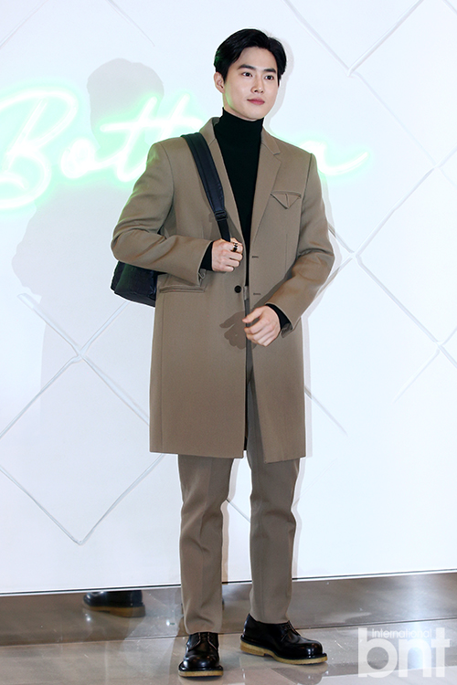 Group EXO Suho poses at the photo call event of the brand Botega Veneta held at Pangyo branch of Hyundai Department Store in Bundang-gu, Seoul Air Base, Gyeonggi-do on the afternoon of the 6th.news report