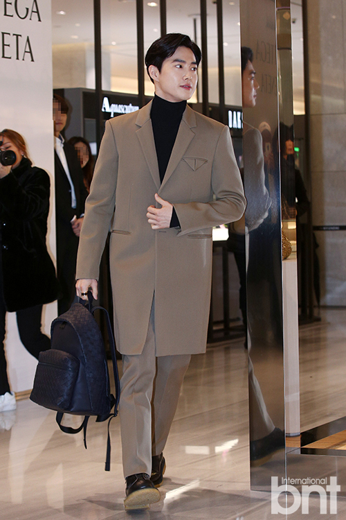 Group EXO Suho is entering the photo call event of the brand Botega Veneta held at Hyundai Department Store Hyundai Department Store in Bundang-gu, Seoul Air Base, Gyeonggi-do on the afternoon of the 6th.news report