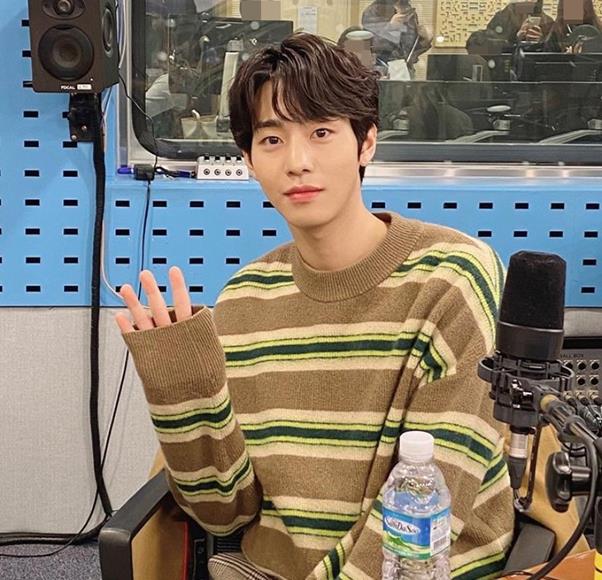 Ahn Hyo-seop reveals the side of the house stoneLee Sung-kyung and Ahn Hyo-seop appeared on SBS Power FM Hwa-Jeong Chois Power Time (hereinafter referred to as the Choi Fata) which was broadcast on the afternoon of the 6th to communicate with listeners.They both say they raise Cat, but I wonder if they are usually tended to be house-goers and house-goers, one listener told Ahn Hyo-seop and Lee Sung-kyung.I lived in my home, but Im trying to get out as much as I can these days, said Ahn Hyo-seop.When I stay home, my close siblings call me Sister, Im hungry, Lee Sung-kyung said, My sisters come to eat my mothers kimchi stew.Hwa-Jeong Choi also asked the two people, How many cats do you raise?When asked by Hwa-Jeong Choi, Lee Sung-kyung replied, I live with two.Ahn Hyo-seop said, I raise one, and then laughed again, adding, I am one.On the other hand, Choi Fata is broadcast every day from noon to 2 pm.