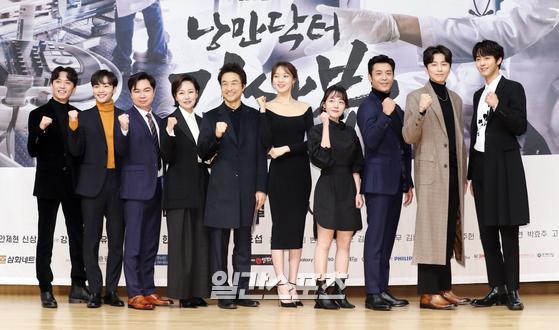 Romantic Doctor Kim Sabu 2 is a work that depicts the story of a real doctor in the background of a shabby stone wall hospital in the province. Han Suk-kyu Lee Sung-kyung Ahn Hyo-seop Jin Kyeong Im Won-hee and others are performing.Han Suk-kyu - Lee Sung-kyung Kim Sa-bu is back