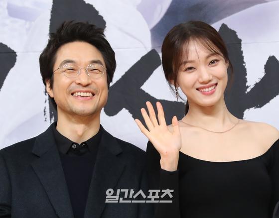 Romantic Doctor Kim Sabu 2 is a work that depicts the story of a real doctor in the background of a poor stone wall hospital in the province. Han Suk-kyu Lee Sung-kyung Ahn Hyo-seop, Jin Kyung Lim Won-hee and others perform.Han Suk-kyu - Lee Sung-kyung will end in a heppy ending