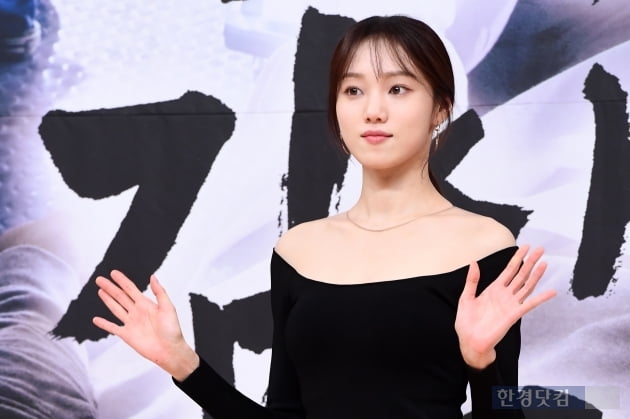 Actor Lee Sung-kyung attended the production presentation of the new monthly drama Romantic Doctor Kim Sabu 2 (playplayplay by Kang Eun-kyung, director Yoo In-sik, and Lee Gil-bok) held at SBS office in Mok-dong, Seoul on the afternoon of the 6th.Romantic Doctor Kim Sabu 2, starring Han Seok-gyu, Ahn Hyo-seop, Lee Sung-kyung, Jin Kyung, Im Won-hee, Shin Dong-wook, Soju Yeon, and Kim Joo-heon, met Kim Sabu, a geeky genius doctor who once called Gods hand, It is scheduled to be broadcasted on the 6th with a drama about learning the real romance of life.