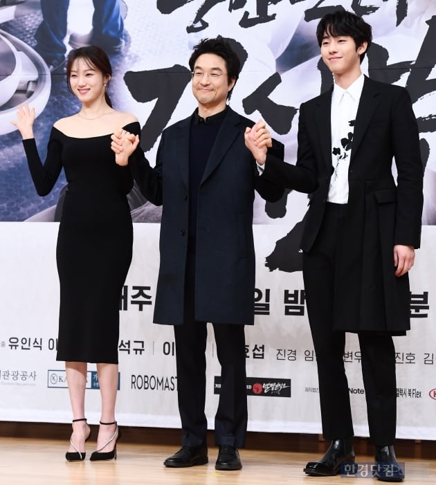 Actor Lee Sung-kyung, Han Suk-kyu, and Ahn Hyo-seop attended the production presentation of the new monthly drama Romantic Doctor Kim Sabu 2 (playplayplay by Kang Eun-kyung, director Yoo In-sik, and Lee Gil-bok) held at SBS building in Mok-dong, Seoul on the afternoon of the 6th.Romantic Doctor Kim Sabu 2, starring Han Suk-kyu, Ahn Hyo-seop, Lee Sung-kyung, Jin Kyung, Lim Won Hee, Shin Dong-wook, So Ju-yeon, Kim Joo-heon, Yun-Num, etc., Drama, which depicts the real romance of life as he meets Kim Sabu, a geek genius doctor called hand, is scheduled to be broadcasted on the 6th.