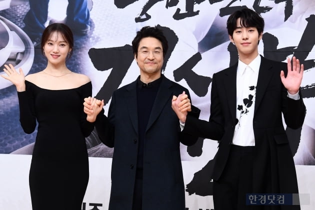 Actor Lee Sung-kyung, Han Suk-kyu, and Ahn Hyo-seop attended the production presentation of the new monthly drama Romantic Doctor Kim Sabu 2 (playplayplay by Kang Eun-kyung, director Yoo In-sik, and Lee Gil-bok) held at SBS building in Mok-dong, Seoul on the afternoon of the 6th.Romantic Doctor Kim Sabu 2, starring Han Suk-kyu, Ahn Hyo-seop, Lee Sung-kyung, Jin Kyung, Lim Won Hee, Shin Dong-wook, So Ju-yeon, Kim Joo-heon, Yun-Num, etc., Drama, which depicts the real romance of life as he meets Kim Sabu, a geek genius doctor called hand, is scheduled to be broadcasted on the 6th.