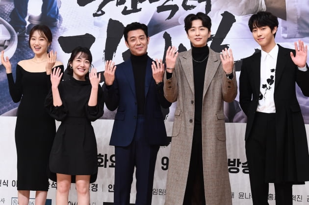 Actors Lee Sung-kyung, So Joo-yeon, Kim Ju-Hun, Shin Dong-wook and Ahn Hyo-seop attended the production presentation of the new monthly drama Romantic Doctor Kim Sabu 2 (playwright Kang Eun-kyung, director Yoo In-sik, Lee Gil-bok) held at SBS building in Mok-dong, Seoul on the afternoon of the 6th.Romantic Doctor Kim Sabu 2, starring Han Seok-gyu, Ahn Hyo-seop, Lee Sung-kyung, Jin Kyung, Lim Won-hee, Shin Dong-wook, So Joo-yeon, Kim Ju-Hun, Yun-Num, etc., The second year of the low will be broadcasted on the 6th as a drama about learning the real romance of life by meeting Kim Sabu, a geek genius doctor once called the hand of God.