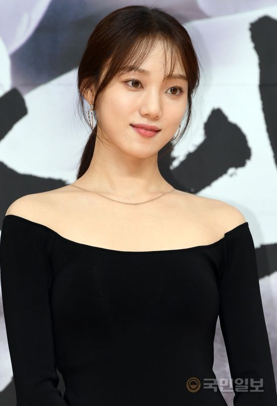 Actor Lee Sung-kyung attended the presentation of the Mon-Tue drama Romantic Doctor Kim Sabu 2 held at SBS in Mok-dong, Yangcheon-gu, Seoul on the afternoon of the 6th.SBSs new Mon-Tue drama, Romantic Doctor Kim Sabu 2, which will be broadcasted on the 6th (Month), is a real Doctor story set in the background of a poor stone wall hospital in the province. It is a drama that meets a geek genius doctor, Kim Sabu (Han Seok-gyu), visits the real romance of life and runs fiercely every Monday night at 9:40 pm.bong-gyu bak
