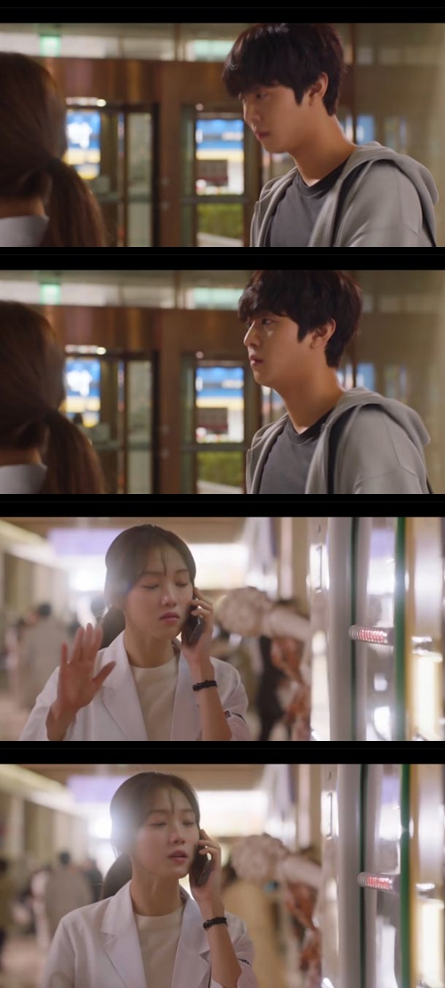Romantic Floor 2 Ahn Hyo-seop had a dramatic first meeting with Lee Sung-kyung.Seo Woo Jin (Ahn Hyo-seop) and Cha Eun-jae (Lee Sung-kyung) met for a long time in SBS monthly drama Romantic Floor 2 (hereinafter Romantic Floor 2), directed by Yoo In-sik, Lee Gil-bok and Kang Eun-kyung, which was broadcast on the afternoon of the 6th.Cha was standing in front of the vending machine, picking up a drink by putting money in front of the vending machine, and Seo Woo Jin was standing in front of it.Seo Woo Jin pulled out the drink of the vending machine after getting the car silver, and the surprised Cha Eun-jae looked at the other person saying, Hey, what are you doing? It was my money.And Cha Eun-jae was surprised to confirm that he was Seo Woo Jin.Seo Woo Jin asked, Its been a long time, how are you? Cha hung up and said, Well, what are you doing here?Seo Woo Jin, who heard this, said quietly, Did not you hear the rumor? I work here since last week. Listen to the rumors.Then I put a coin in the vending machine and left first.