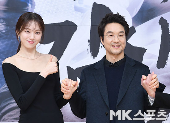 Actors Lee Sung-kyung and Han Seok-gyu pose for the SBS monthly drama Romantic Doctor Kim Sabu 2 (playplayplay by Kang Eun-kyung/Director Yoo In-sik) at the Mok-dong Disneyt SBS Hall in Yangcheon-gu, Seoul on the 6th.Romantic Doctor Kim Sabu 2 is a story about Real Doctor in the background of a poor stone wall hospital in the province. It is the second story of the drama Romantic Doctor Kim Sabu, which ended in favor of 27.6% in 2016.