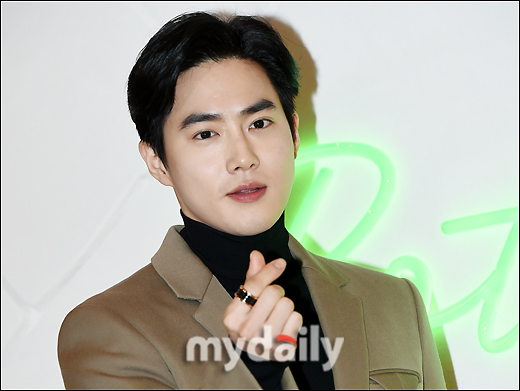 EXO Suho attends the Bottega Veneta Photo Call event held at the School of Modern Department store in Baekhyeon-dong, Seoul, Gyonggi Province on the afternoon of the 6th.