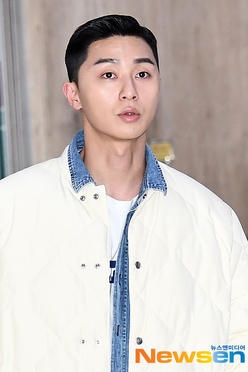 Actor Park Seo-joon (PARK SEO JUN) arrives at Gimpo International Airport in Banghwa-dong, Gangseo-gu, Seoul, after completing an overseas schedule on January 5 afternoon.exponential earthquake