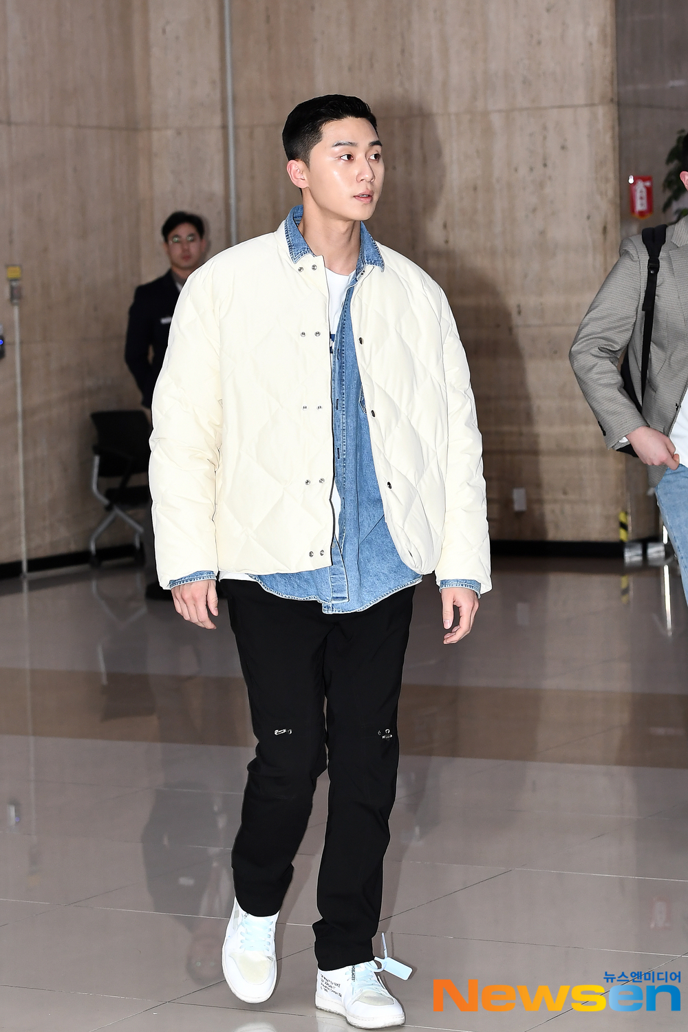 Actor Park Seo-joon (PARK SEO JUN) arrives at Gimpo International Airport in Banghwa-dong, Gangseo-gu, Seoul, after completing an overseas schedule on January 5 afternoon.exponential earthquake