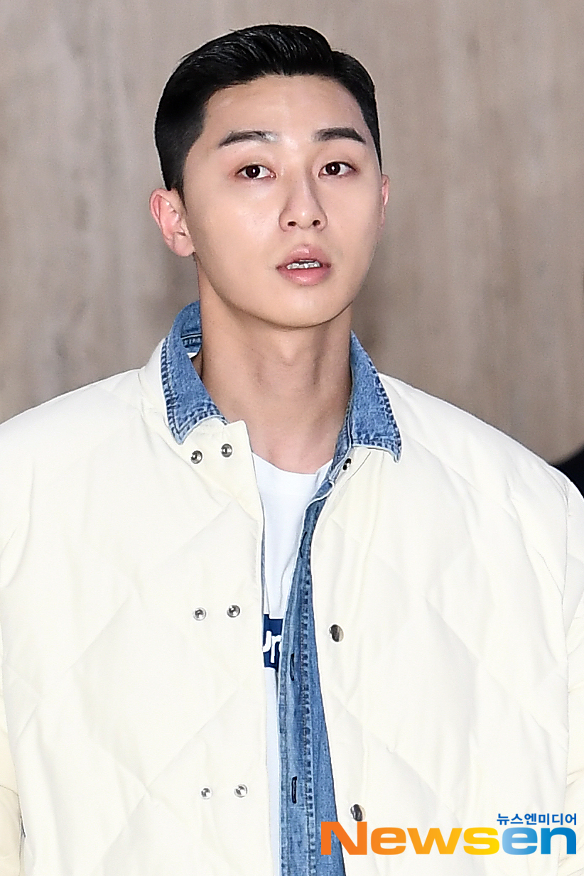 Actor Park Seo-joon (PARK SEO JUN) arrives at Gimpo International Airport in Banghwa-dong, Gangseo-gu, Seoul, after completing an overseas schedule on January 5 afternoon.exponential earthquake