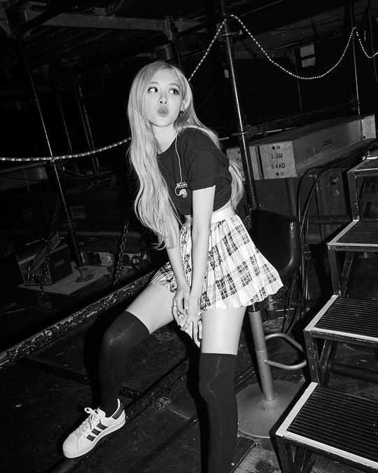 BLACKPINK Rosé showed off her doll beautyRosé communicated with fans on January 6, posting several photos on his Instagram account.The photo showed Rosé waiting behind the scenes, and Rosé, who poses variously for the camera, attracted attention with her beauty that pierced black and white tones.A handful of Waist from the particularly broken Rosé draws attention.Lee Ha-na