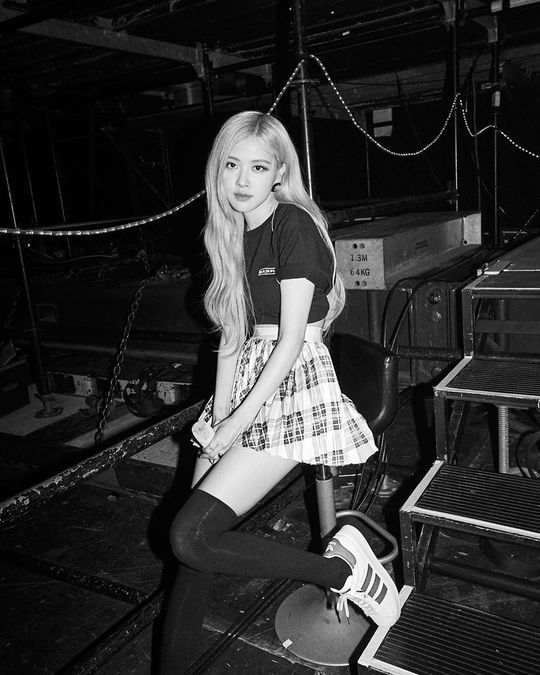 BLACKPINK Rosé showed off her doll beautyRosé communicated with fans on January 6, posting several photos on his Instagram account.The photo showed Rosé waiting behind the scenes, and Rosé, who poses variously for the camera, attracted attention with her beauty that pierced black and white tones.A handful of Waist from the particularly broken Rosé draws attention.Lee Ha-na