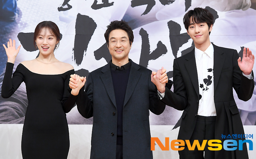 SBS New Moon TV drama Romantic Doctor Kim Sabu 2 production presentation was held at SBS Hall in Mokdong, SBS, Yangcheon-gu, Seoul on the afternoon of January 6.Lee Sung-kyung, Han Suk-kyu and Ahn Hyo-seop attended the day.Jung Yoo-jin