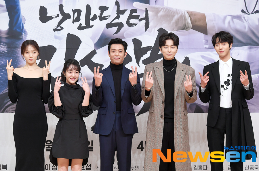 SBS New Moon TV drama Romantic Doctor Kim Sabu 2 production presentation was held at SBS Hall in Mokdong, SBS, Yangcheon-gu, Seoul on the afternoon of January 6.Lee Sung-kyung, So Joo-yeon, Kim Ju-Hun, Shin Dong-wook and Ahn Hyo-seop attended the ceremony.Jung Yu-jin