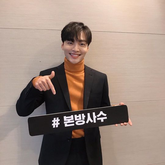 Actor Kim Min-jae has begun encouraging his shooter ahead of the first broadcast of SBS new drama Romantic Doctor Kim Sabu 2.Kim Min-jae posted two photos on January 6th with an article entitled Hello again in three years on his personal instagram.Kim Min-jae in the photo stands with a bright smile with a black placard reading # home shooter.Kim Min-jae wore an orange T-shirt and a black jacket to create a fresh feel.Kim Min-jae played the role of Handsome guy Nurise Park Eun-tak in the SBS drama Romantic Doctor Kim Sabu 1 which was broadcast in 2016.Kim Min-jae is also in charge of Park Eun-taks role in SBS New Moon drama Romantic Doctor Kim Sabu 2, which returned to season 2, but it is expected to change because he has accumulated various filmography for three years.Choi Yu-jin