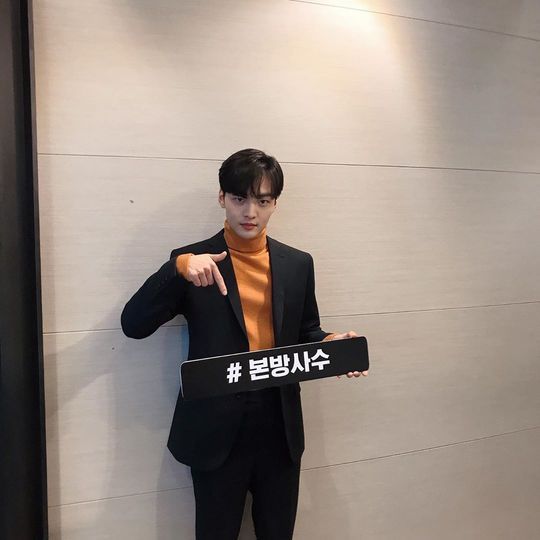 Actor Kim Min-jae has begun encouraging his shooter ahead of the first broadcast of SBS new drama Romantic Doctor Kim Sabu 2.Kim Min-jae posted two photos on January 6th with an article entitled Hello again in three years on his personal instagram.Kim Min-jae in the photo stands with a bright smile with a black placard reading # home shooter.Kim Min-jae wore an orange T-shirt and a black jacket to create a fresh feel.Kim Min-jae played the role of Handsome guy Nurise Park Eun-tak in the SBS drama Romantic Doctor Kim Sabu 1 which was broadcast in 2016.Kim Min-jae is also in charge of Park Eun-taks role in SBS New Moon drama Romantic Doctor Kim Sabu 2, which returned to season 2, but it is expected to change because he has accumulated various filmography for three years.Choi Yu-jin