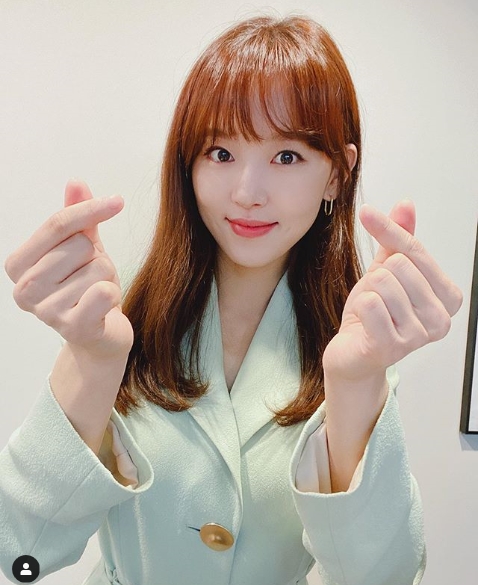 Actor Kang Han-Na scrambles as uploading volume DJKang Han-Na in the photo is showing affection for prospective listeners with a hand heart pose.Park Su-in