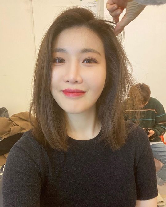 Davichi Lee Hae-ri makes a surprise turnLee Hae-ri revealed on January 6 that she changed her hairstyle to Short hair with an article on her Instagram account: Did I say I cut my hair!?Fans who have seen the photos are reacting enthusiastically, What is beautiful, Goddess beauty explosion, and It looks sweet.pear hyo-ju
