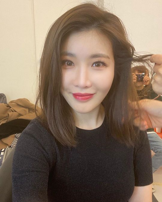 Davichi Lee Hae-ri makes a surprise turnLee Hae-ri revealed on January 6 that she changed her hairstyle to Short hair with an article on her Instagram account: Did I say I cut my hair!?Fans who have seen the photos are reacting enthusiastically, What is beautiful, Goddess beauty explosion, and It looks sweet.pear hyo-ju