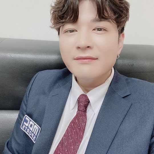 Shindong, who is in Diet, has revealed a changed current situation.Shindong released several selfies on his Instagram on January 6, along with an article entitled # Good # Thank you # Awakening # MC # eSports.Shindong recently announced that he had lost about 20kg to Diet, boasting a different face line and showing off his second Leeds days.pear hyo-ju