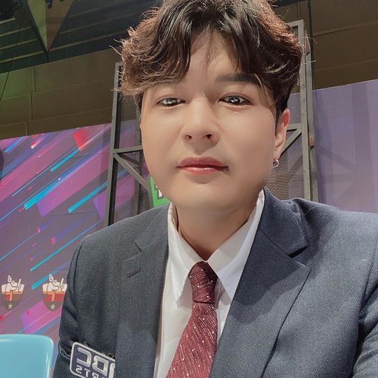 Shindong, who is in Diet, has revealed a changed current situation.Shindong released several selfies on his Instagram on January 6, along with an article entitled # Good # Thank you # Awakening # MC # eSports.Shindong recently announced that he had lost about 20kg to Diet, boasting a different face line and showing off his second Leeds days.pear hyo-ju