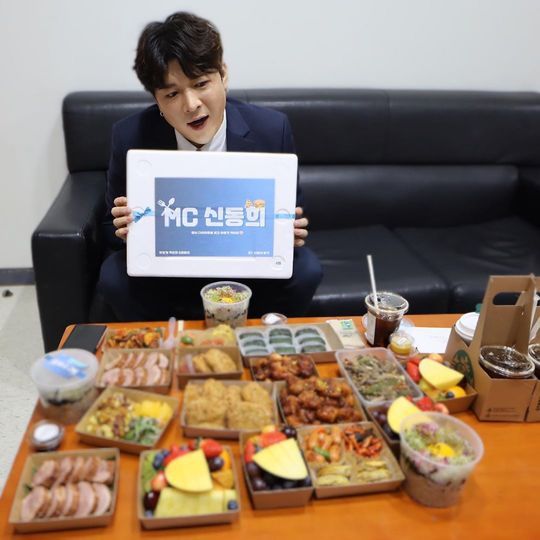 Shindong, who is in Diet, has revealed a changed current situation.Shindong released several selfies on his Instagram on January 6, along with an article entitled # Good # Thank you # Awakening # MC # eSports.Shindong recently announced that he had lost about 20kg to Diet, boasting a different face line and showing off his second Leeds days.pear hyo-ju