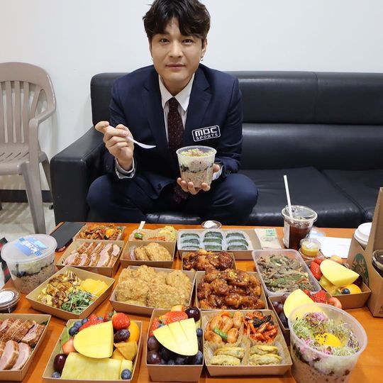 Shindong, who is in Diet, has revealed a changed current situation.Shindong released several selfies on his Instagram on January 6, along with an article entitled # Good # Thank you # Awakening # MC # eSports.Shindong recently announced that he had lost about 20kg to Diet, boasting a different face line and showing off his second Leeds days.pear hyo-ju