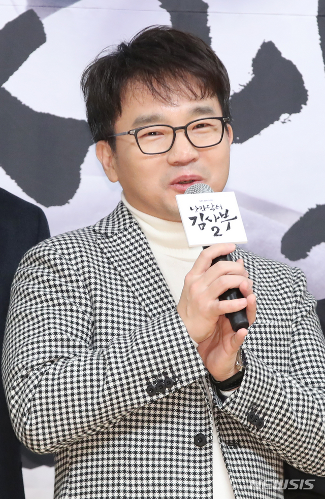 Han Suk-kyu, who returned to the Girl Physician in three years, said, I wanted to look at the problems of the Hyundai society. I hope sick youths will be healed.Han Suk-kyu said at the production presentation of Romantic Doctor Kim Sabu 2 at SBS in Mok-dong, Seoul on June 6, It is differentiated from other med dramas not only inside the hospital but also outside the hospital.It is reborn as a real Physician at Doldam Hospital, and through various patients, it also points out the problems of the Hyundai society in 2020.Ahn Hyo-seop, Lee Sung-kyung and other new family members have come in, and sick youths can learn about life in the process of growing through Kim Sabu. Romantic Doctor Kim Sabu depicts a real story that takes place in the background of a humble stone wall hospital in the province, with the eccentric Physician Kim Sabu (Han Suk-kyu).Season 1 (2016-2017) was popular with a top audience rating of 27.6% (based on Nielsen Korea nationwide); that year, Han Suk-kyu was also honored with the SBS Acting Grand Prize.Kim Sabu is the only triple board surgeon in the country (Physician with three professional credentials).It was once called the hand of God, but now it is guarding the stone wall hospital where the signboard fire does not come in properly.Han Suk-kyu said, It is a medical drama, so the episode that fixes sick patients is the main.Those who have hurt their bodies but have hurt their minds before that, he said. Those who have hurt their hearts are full of people. It tells us how to fix the society and people of Korea rather than cure them.I think there are a lot of people who dont know how to fix their injured mind, and because they live in this age, it seems that viewers have sympathized a lot in season one, too: three years later, How much better is it?It is a little frustrating to think about it, but this is why Season 2 came out. Season 1 was good and I did not have any desire to take it again.When we produce Season 2, we should not have such a mind. I want to look at this problem with humility and honesty. Ahn Hyo-seop and Lee Sung-kyung are active as Kim Sabus disciples in Season 2 following Hyun Suk and Seo Hyun Jin of Season 1.Ahn Hyo-seop plays the second year of Surgeon Fellow, Woojin, which does not believe in happiness because he has lived a hard life.Lee Sung-kyung divides into Cha Eun-jae in second year of surgery fellow: an elite Physician whose study is a hobby, far from a failure, frustrated.Ahn Hyo-seop said: I was a season 1 listener and was burdened, but sublimated with passion.I want to show a good picture because the past is over, said Han Suk-kyu, my mentor. I think I love you alone, but I am learning a lot.I tell you how to act, and when I listen to you, I have a lot to learn and laugh. It is fun and honor to play with you. I first get together with Mr. Lee Sung-kyung.It has a positive effect when I play together because I am so full of energy in the field, he said. I am shooting happily enough that I can not remember what I played.Lee Sung-kyung said: Its the best compliment: Ahn Hyo-seop is really hard-focused and filmed, and he studies a lot and its stimulating.I was surprised to see the increasingly developed Woojin, but I think it would be good to expect it. At first, I advised my seniors to be comfortable without burdening.As much as Doldam Hospital in the play, seniors actually treat them warmly.Woojin and Eunjae show growth in Doldam Hospital, and through this work, I seem to grow together. Season 2 will be broadcast for 80 minutes from 9:40 p.m., which will increase the number of minutes from the previous broadcast time by 20 minutes, which will be a burden.Will it be able to go beyond the popularity of Season 1 and be popular?The Doldam Hospital is a hospital that is hard to exist in. It is a world where it is difficult to work because the body is broken without any patients coming in.Everyone working here is a stupid romantic, and I made it my desire to have a stone wall hospital somewhere. After three years of cloudy pressure, the newly recruited Physicians values ​​are approaching like a wave of change.The process of finding the answer desperately by all the characters is a message to viewers.I can not deal with all the realistic problems outside the hospital, but I tried to reflect the troubles of the professionals living in the present age. The broadcast time is increased, so it is more burdensome. We have to keep working hours, but fortunately about 90% are shooting inside.It is difficult because it is a med drama, but there are not many travel times and hands and feet are well suited. The staffs are semi-medical, and the medical staff who advise are half-staffed.Its going to be hard for everyone because they dont have time to move, but theyre doing their best to do dense filming, and if we go to this speed to the end, well clear the mission.