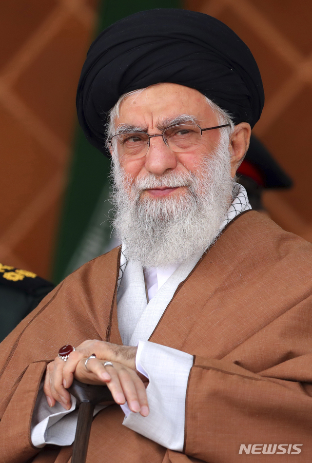 【테헤란=AP/뉴시스】 이란 최고지도자 아야톨라 알리 하메네이가 3일 공군방공대 졸업식에 참석 학생들을사열하고 있다. 공식 웹사이트 제공 사진.  2019. 11. 3.