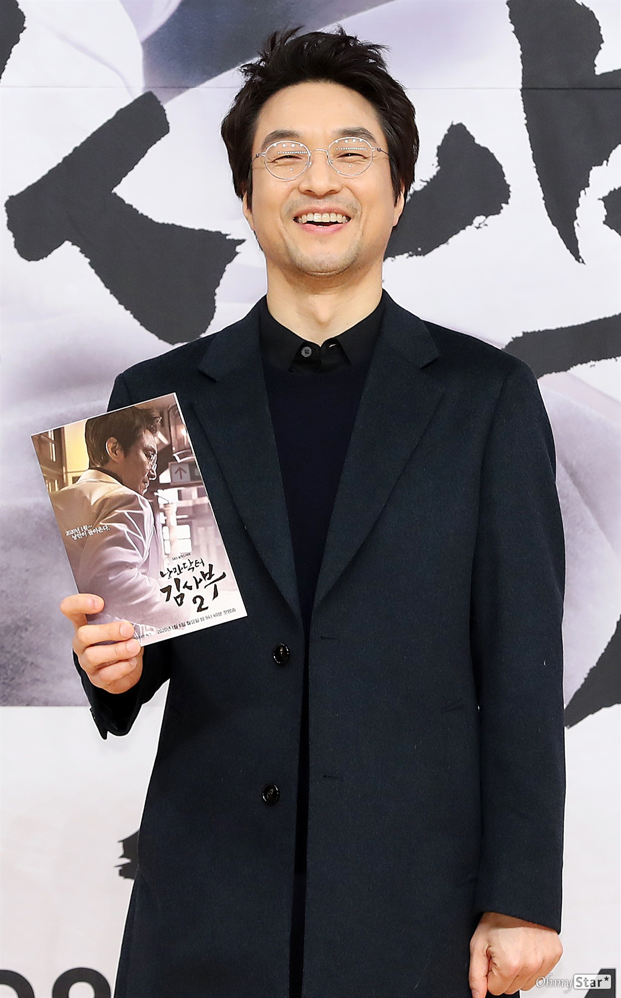 Romantic Doctor Kim Sabu will return in three years. At the time of the season 1, it received a high audience rating of 27.6% and received great love from viewers.The second season of Romantic Doctor Kim Sabu features a new harmony: Kang Eun-kyung, director Yoo In-sik and Han Suk-kyu Actor reunited after season 1.Actor Jin Kyung, Im Won Hee, Kim Min Jae, and Yun Na-mae also became members of the old stone wall this season after the previous season.On the afternoon of the 6th, Romantic Doctor Kim Sabu 2 production presentation was held at SBS office in Mok-dong, Seoul. <Romantic Doctor Kim Sabu 2> will be broadcasted at 9:40 pm on the 6th.It will be broadcast continuously with 20 minutes pulled from the existing 10 oclock broadcast.If the members of old stone wall hold the identity of the drama firmly, the members of Shin stone wall bring new vitality to the drama.Actor Lee Sung-kyung, Ahn Hyo-seop, Kim Joo-heon, Shin Dong-wook and So Ju-yeon joined the Shin Stone Dam members, especially the main characters Ahn Hyo-seop and Lee Sung-kyung.Seo Woo-jin, played by Ahn Hyo-seop, is a cynical character in everything because he has been through a hard life since he was a child.However, in the operating room, it is a surgical fellow who has excellent ability with tremendous concentration and sensitive handwork.What about their co-work?When asked about this, Ahn Hyo-seop replied, I always get a lot of positive energy from Lee Sung-kyung. Lee Sung-kyung replied, Hyo-seop is a lot of stimulus to me because he studies so much and shows me growing up on the spot.Also, when asked if he had a kissing god, Yoo In-sik replied instead: There is a kissing god as good as season one, I think it will come out soon, he tipped.There were also questions about the strengths of Romantic Doctor Kim Sabu 2 because so many medical dramas were introduced. Han Suk-kyu replied.SBS New Mon-Tue Drama