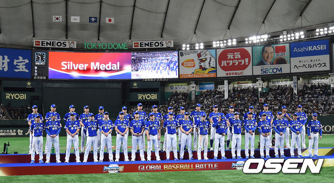 [OSEN=도쿄(일본), 곽영래 기자] 한국은 ‘2019 WBSC 프리미어 12’ 결승전 일본과의 경기에서 3-5로 패했다. 준우승을 거둔 대표팀이 포토타임을 갖고 있다. /youngrae@osen.co.kr