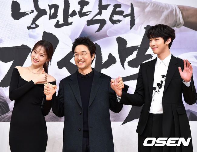 Romantic Doctor Kim Sabu has returned to the new season in three years.In particular, not only Yoo In-sik and Kang Eun-kyung, who showed Season 1, but also Han Suk-kyu will find viewers with more growing stories and acting skills.Actor Han Suk-kyu, Lee Sung-kyung, Ahn Hyo-seop, Jin Kyeong, Im Won-hee, Kim Joo-heon, Shin Dong-wook, Yoon Na-mu, Kim Min-jae, and Soju Yeon attended the SBS Romantic Doctor Kim Sabu 2 production presentation held at SBS in Mok-dong, Yangcheon-gu, Seoul on the afternoon of the 6th. Director Yoo In-sik revealed his extraordinary confidence in Season 2.Romantic Doctor Kim Sabu is an end drama in January 2017, and it was highly acclaimed by Actors who increased the attraction of Han Suk-kyu, Hyunseok and Seo Hyun-jin at the time.In addition, with a record of 27.6% of the highest audience rating, the season 2 production request with the season 1 end is also flooded.The same production team Romantic Doctor Kim Sabu 2, which was introduced in about three years, attracted a lot of attention to drama fans before the first broadcast.Han Suk-kyu, Jin Kyeong, Im Won-hee and Kim Min-jae, who appeared in Season 1, also said, I was always sorry and sorry for season 1, but I feel good when I have this opportunity again.Its an honor, he said, raising his thumb.But as I said earlier, Romantic Doctor Kim Sabu 2 changed the main character co-working together on both sides of Han Suk-kyu unlike Season 1.Lee Sung-kyung and Ahn Hyo-seop, who took a snow stamp with Daese Youth Actor on the screen and the CRT, were named as season 2 title rolls.Han Suk-kyu said, We will deal with Doldam Hospital, Kim Sabu, consideration of people, and doctors life through two new family members and sick youths. The biggest key is What is important for people? he said.So, Lee Sung-kyung and Ahn Hyo-seop were attracted to what and decided to appear in Romantic Doctor Kim Sabu 2.The first thing that happened was I think it was natural that I was burdened as a season 1 listener, said Ahn Hyo-seop, but when I shot with this burden, my body became difficult.I tried to sublimate the burden with passion. I want to show a good picture by doing my best in the future because the past has passed anyway. Lee Sung-kyung said, My seniors are warmly welcomed and taught me to shoot happily.It was a work made by the best members of the Mingbangjeon, so the script and the actor were too good. In particular, the two continued to praise each other, making the production presentation scene cheerful.Asked about his co-work with Lee Sung-kyop, Ahn Hyo-seop said: The energy is really good.I play an innerizer in the field and I am also doing a lot of positive effects through the energy. It is easy to act together.I can not remember that I was Acting. I am shooting happily. Lee Sung-kyung then continued his rave reviews of Ahn Hyo-seop, saying: Thank you, I think you got the best praise.I concentrate on every moment and study a lot, and it is stimulating.  When I first met, I was surprised every time the appearances changed with Woojin Lee, which Hyo-seop expressed.It is a partner who gives good stimulation and co-works, he applauded Ahn Hyo-seops passion for acting.The passion of director Yoo In-sik to convey the impression of Season 1 to viewers is also indispensable.Yoo In-sik PD said, I have a great burden because I received a lot of love in season 1, but I have strengthened the upgrades by searching the warehouse and finding or producing all the props in the set of Doldam Hospital.Members of the old Doldam Hospital struggled to summon the character, atmosphere and feeling of season 1.I can define that new air comes into the atmosphere of season 1, he said. Romantic Doctor Kim Sabu 2 was summarized in one sentence.I tried not to miss why viewers loved Kim Sa-bu.Yoo In-siks SBS Romantic Doctor Kim Sabu 2, which is confident of the dramas success, will be broadcast at 9:40 pm today (6th).