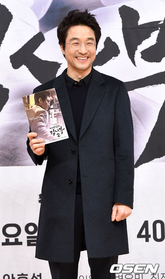 Romantic Doctor Kim Sabu has returned to the new season in three years.In particular, not only Yoo In-sik and Kang Eun-kyung, who showed Season 1, but also Han Suk-kyu will find viewers with more growing stories and acting skills.Actor Han Suk-kyu, Lee Sung-kyung, Ahn Hyo-seop, Jin Kyeong, Im Won-hee, Kim Joo-heon, Shin Dong-wook, Yoon Na-mu, Kim Min-jae, and Soju Yeon attended the SBS Romantic Doctor Kim Sabu 2 production presentation held at SBS in Mok-dong, Yangcheon-gu, Seoul on the afternoon of the 6th. Director Yoo In-sik revealed his extraordinary confidence in Season 2.Romantic Doctor Kim Sabu is an end drama in January 2017, and it was highly acclaimed by Actors who increased the attraction of Han Suk-kyu, Hyunseok and Seo Hyun-jin at the time.In addition, with a record of 27.6% of the highest audience rating, the season 2 production request with the season 1 end is also flooded.The same production team Romantic Doctor Kim Sabu 2, which was introduced in about three years, attracted a lot of attention to drama fans before the first broadcast.Han Suk-kyu, Jin Kyeong, Im Won-hee and Kim Min-jae, who appeared in Season 1, also said, I was always sorry and sorry for season 1, but I feel good when I have this opportunity again.Its an honor, he said, raising his thumb.But as I said earlier, Romantic Doctor Kim Sabu 2 changed the main character co-working together on both sides of Han Suk-kyu unlike Season 1.Lee Sung-kyung and Ahn Hyo-seop, who took a snow stamp with Daese Youth Actor on the screen and the CRT, were named as season 2 title rolls.Han Suk-kyu said, We will deal with Doldam Hospital, Kim Sabu, consideration of people, and doctors life through two new family members and sick youths. The biggest key is What is important for people? he said.So, Lee Sung-kyung and Ahn Hyo-seop were attracted to what and decided to appear in Romantic Doctor Kim Sabu 2.The first thing that happened was I think it was natural that I was burdened as a season 1 listener, said Ahn Hyo-seop, but when I shot with this burden, my body became difficult.I tried to sublimate the burden with passion. I want to show a good picture by doing my best in the future because the past has passed anyway. Lee Sung-kyung said, My seniors are warmly welcomed and taught me to shoot happily.It was a work made by the best members of the Mingbangjeon, so the script and the actor were too good. In particular, the two continued to praise each other, making the production presentation scene cheerful.Asked about his co-work with Lee Sung-kyop, Ahn Hyo-seop said: The energy is really good.I play an innerizer in the field and I am also doing a lot of positive effects through the energy. It is easy to act together.I can not remember that I was Acting. I am shooting happily. Lee Sung-kyung then continued his rave reviews of Ahn Hyo-seop, saying: Thank you, I think you got the best praise.I concentrate on every moment and study a lot, and it is stimulating.  When I first met, I was surprised every time the appearances changed with Woojin Lee, which Hyo-seop expressed.It is a partner who gives good stimulation and co-works, he applauded Ahn Hyo-seops passion for acting.The passion of director Yoo In-sik to convey the impression of Season 1 to viewers is also indispensable.Yoo In-sik PD said, I have a great burden because I received a lot of love in season 1, but I have strengthened the upgrades by searching the warehouse and finding or producing all the props in the set of Doldam Hospital.Members of the old Doldam Hospital struggled to summon the character, atmosphere and feeling of season 1.I can define that new air comes into the atmosphere of season 1, he said. Romantic Doctor Kim Sabu 2 was summarized in one sentence.I tried not to miss why viewers loved Kim Sa-bu.Yoo In-siks SBS Romantic Doctor Kim Sabu 2, which is confident of the dramas success, will be broadcast at 9:40 pm today (6th).