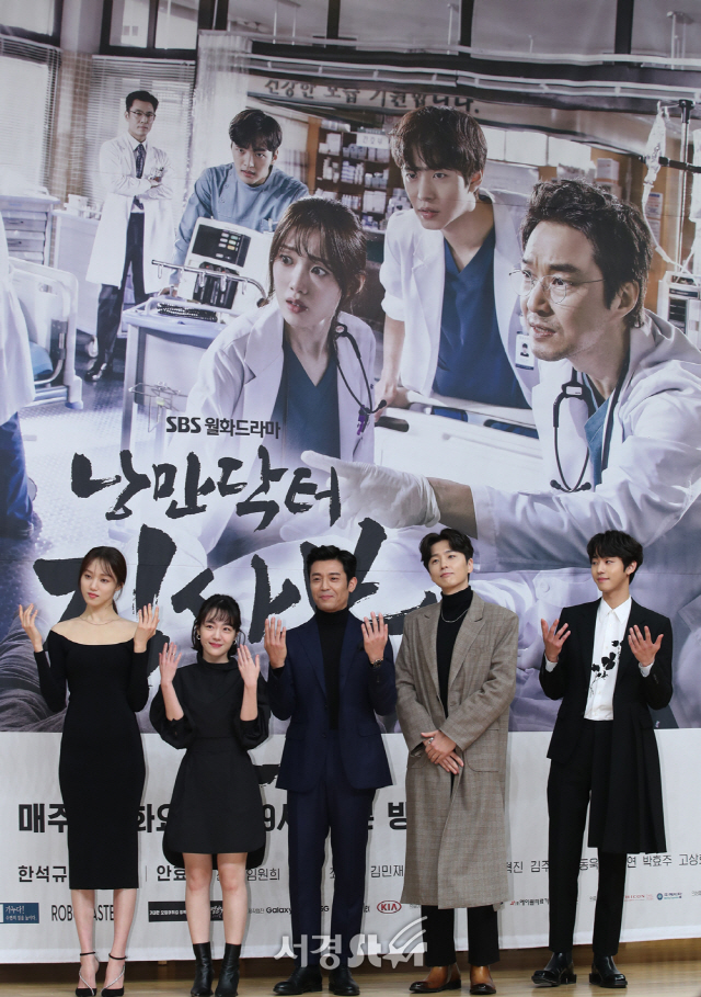 Romantic Doctor Kim Sabu 2 is a true Doctor story that takes place in the background of a poor stone wall hospital in the province. It meets a geek genius doctor Kim Sabu (Han Seok-gyu) and visits the real romance of life.The first broadcast on Monday, January 6 at 9:40 pm.