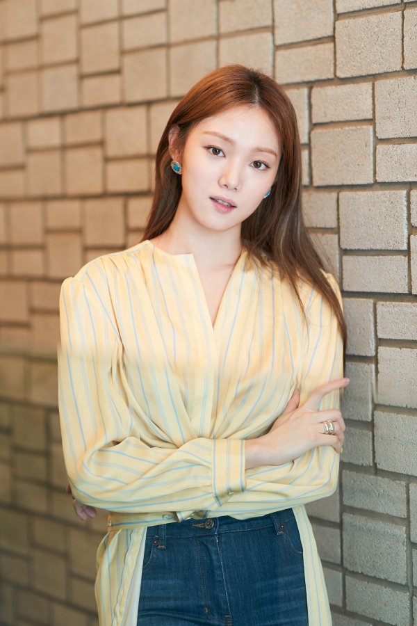 The highest audience rating of 27.6%. The romantic doctor Kim Sabu, who had been enthusiastically loved by the first row of the house theater, returned to Season 2 in three years.With the title roll Han Seok-gyu, Young Blood Lee Sung-kyung and Ahn Hyo-seop joining, Romantic Doctor Kim Sabu 2 finally takes off the veil today with anticipation.SBS New Moonhwa Drama Romantic Doctor Kim Sabu 2 production presentation held at SBS office building in Mokdong-seo, Yangcheon-gu, Seoul at 2 pm on the 6th.The event was attended by Lee Sung-kyung Ahn Hyo-seop Jin Kyung Lim Hee Kim Joo Heon Shin Dong-wook Yoon Min-jae, So Ju-yeon and Yoo In-sik.The new romantic doctor Kim Sabu 2, which came back after the loved season 1 in 2016, is a story about a real doctor in the background of a poor stone wall hospital in the province. It is a work that meets a geek genius doctor Kim Sabu (Han Seok-gyu) and visits the real romance of life and runs fiercely.I was busy during season one, and after I was done, I realized that many people loved me.After the end of season 1, he and the writer joked half-joke, saying, I will never do medical drama again, but every person I meet asked me to do season 2.I was really happy to make the Romantic Doctor Kim Sabu, and if there are people who are willing to join us, I wanted to play Season 2.I learned that the family members of the Doldam Hospital, including Han Seok-gyu, are in the same mind, he said. I thought it was a gift to those who missed Season 1.Medical Drama is also difficult, but I think the warmth I felt during season 1 will be able to approach viewers with a good feeling. Im sure its a big burden, but if I expected the same number and glory as in season 1, I wouldnt have started season 2, and I did my best to revive the air, atmosphere and feelings that viewers felt in season 1, but Im not sure Im going to start season two, Yoo said.I was trying to summon that feeling then, and since the new family came in, there will be a new air in the atmosphere of Season 1.Han Seok-gyu, who plays Kim Sa-bu in the title roll after Season 1, said, It is good to be able to play a good material drama once again. I was really good at breathing among my team members in Season 1, but I was sorry after breaking up and I always wanted to see it.I am very happy to have you back, and I will finish it well and tell you a good story to viewers. He said, If other medical drama deals with things in the hospital, we talk about doctors, patients and people more widely.I do not think it is different from other medical dramas that metaphorically solve the problems of the present age and the relationship that is born through Doldam Hospital. The doctor and life view will be covered through the two juniors and Kim Sabu.It will be a drama that throws a topic about what is most important and what you live for. Ahn Hyo-seop plays Seo Woo-jin, a second-year surgeon fellow, who said, It is true that joining Season 2 as a season 1 listener was burdensome.But when I shoot with a burden, my body is hard. I am trying to sublimate the burden with passion.I want to show you how good you are by acting as hard and as good as possible, he confessed.Ive been learning a lot from Han Seok-gyu at the scene, and you dont know, but hes my mentor. Hes in love with me alone, he said.When I hear what you say, I have a lot to learn and laugh at it. I think it is a great honor and I am shooting it happily. Jin Kyung, who joined the romantic doctor Kim Sabu 2 after season 1, said, I am thrilled to have my misfortune again in three years. It was three years later, but it felt like taking season 1.Im so honored to be back in the ringing Drama. Thank you.Lim Won-hee, who plays the role of the head of the administrative department at Doldam Hospital, said, It is an honor to do it again in three years.Kim Min-jae also said, It is very meaningful and glorious. I am shooting hard, so please look beautiful.I am honored to join Season 2 as a viewer who enjoyed Season 1, and I will shoot hard, said So Ju-yeon.Romantic Doctor Kim Sabu 2 will be broadcast at 9:40 pm on the 6th following VIP.